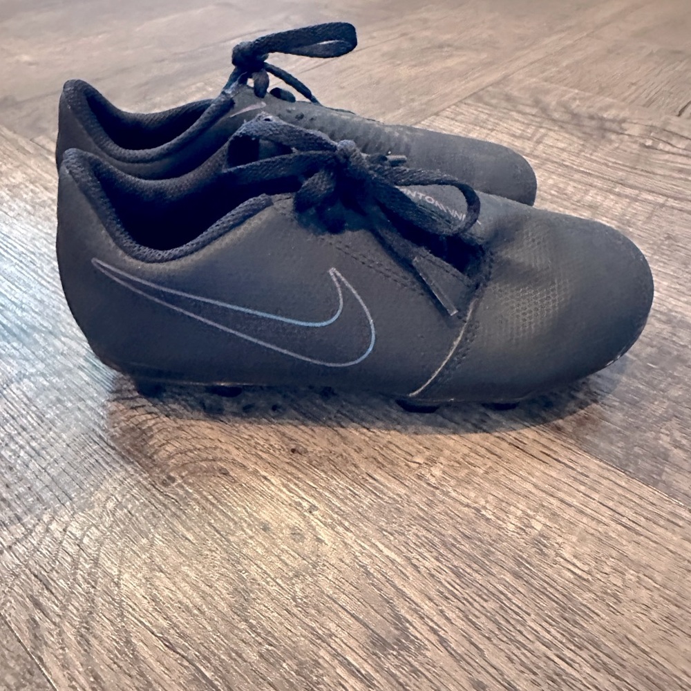 Unisex kids soccer shoes